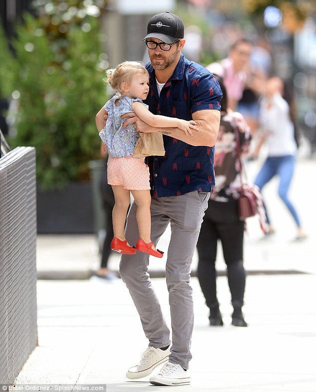  Ryan Reynolds dành trọn vẹn thời gian cho gia đình trong thời gian rảnh rỗi 