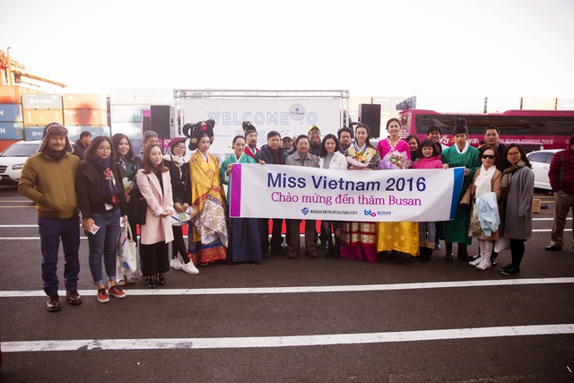 Trong trang phục Hanbok, cả hai hoá thân thành những thiếu nữ Hàn xinh đẹp. Mỹ Linh và Thanh Tú đều được rất đông người dân Hàn Quốc xin chụp ảnh lưu niệm.