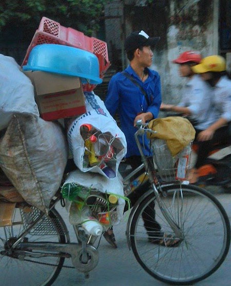 Những ''anh đồng nát'' mang màu áo xanh tình nguyện và trái tim hồng yêu thương.