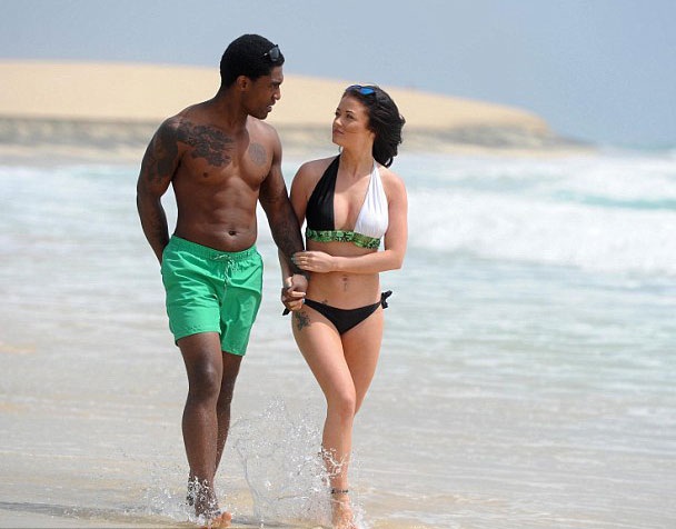 Thành viên nhóm Blue bế bạn gái trên biển - 6 Jess Impiazzi nuột nà quấn quýt với bạn trai trên bãi biển