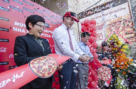 Cắt băng khai trương nhà hàng Pizza Hut thứ 50