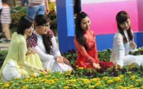 Giới trẻ Sài thành du xuân sớm, ngắm hiện vật quý hiếm