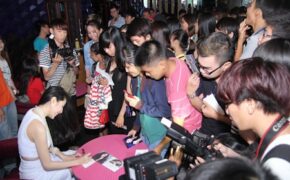 Thuỷ Tiên “bị” fan bủa vây