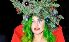 Lady Gaga đội cây thông Noel lên đầu