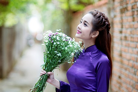 Nét đẹp dịu dàng của Ngọc Ánh làm tôn lên vẻ thướt tha của tà áo dài Việt.