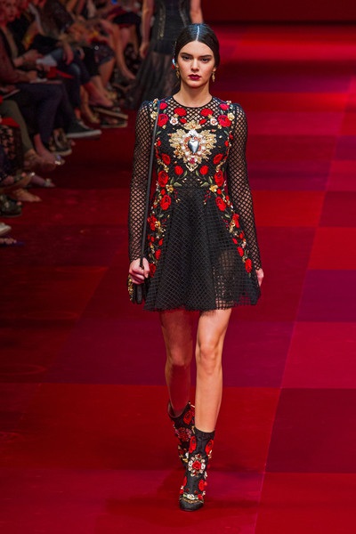 Kendall trong show của Dolce & Gabbana