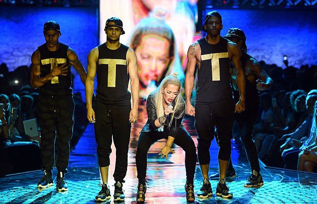 Ca sỹ Anh phanh áo khoe vòng một bốc lửa - 5 Rita Ora đốt cháy trên sân khấu....