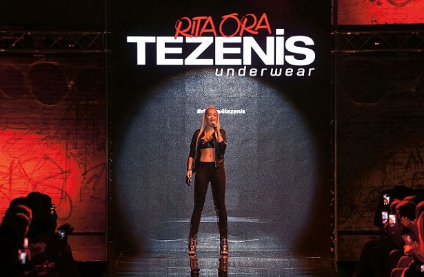 Ca sỹ Anh phanh áo khoe vòng một bốc lửa - 7 Rita Ora đốt cháy trên sân khấu....