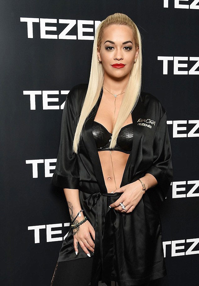 Ca sỹ Anh phanh áo khoe vòng một bốc lửa - 6 Rita Ora đốt cháy trên sân khấu....