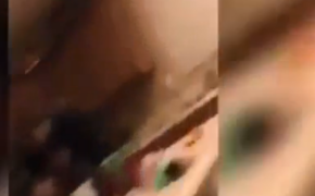 Cảnh sát xông vào nhà khống chế người phụ nữ quấn khăn tắm