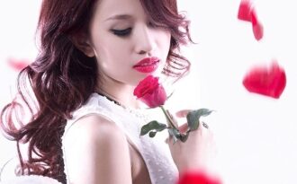 Vẻ gợi cảm của “bà mẹ đơn thân” Vân Hugo