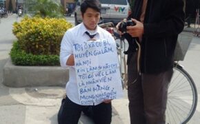 Tranh cãi hình ảnh chàng trai 9x quỳ gối xin việc giữa đường