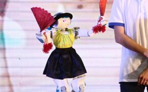 Xem chú robot thông minh múa bài “Bonjour Vietnam”