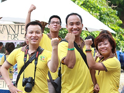 100 bạn trẻ đeo “Vòng Tử tế” cam kết làm việc tốt