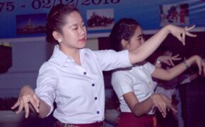 Nữ sinh Lào múa điệu Lăm – vông mừng Quốc khánh trên đất Việt