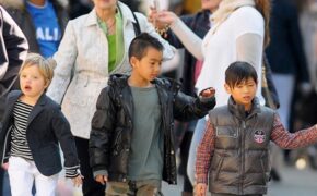 Gia đình Brad Pitt vui chơi tại Ý