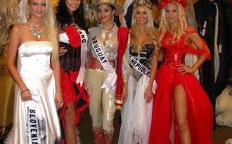 Những hình ảnh đầu tiên trong đêm thi trang phục dân tộc