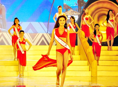 Các thí sinh lọt vào Vòng chung kết (VCK) Hoa hậu Vệt Nam 2013 với phần thi trình diễn bikini
