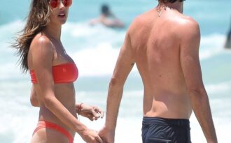 Alessandra Ambrosio gợi cảm với áo tắm đỏ