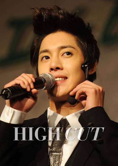 Theo dõi màn trình diễn “hot” của Kim Hyun Joong - 1