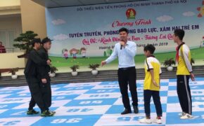 Xem cảnh sát cơ động dạy học sinh tiểu học chiêu tự vệ phòng chống xâm hại