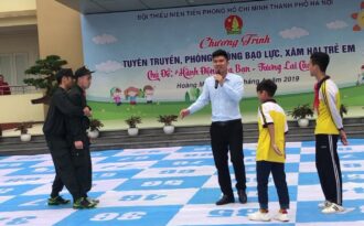 Xem cảnh sát cơ động dạy học sinh tiểu học chiêu tự vệ phòng chống xâm hại