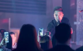 Giọng ca “Ngắm hoa lệ rơi” sốc vì khán giả nữ quá “bạo”, hẹn hò nhạy cảm