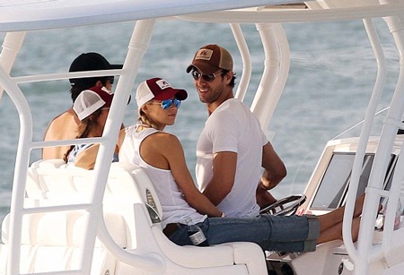 Enrique Iglesias và Anna Kournikova đi nghỉ cùng nhau tại Miami, Florida.