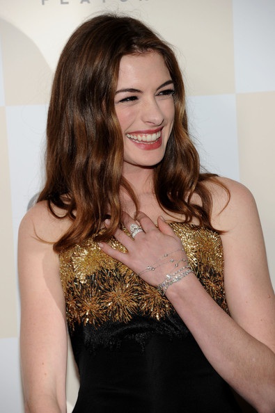 Anne Hathaway “lộ” eo siêu nhỏ - 4