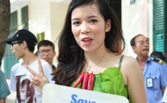 Nữ sinh mặc váy rau bên hồ Gươm: Ăn chay 1 lần/tuần