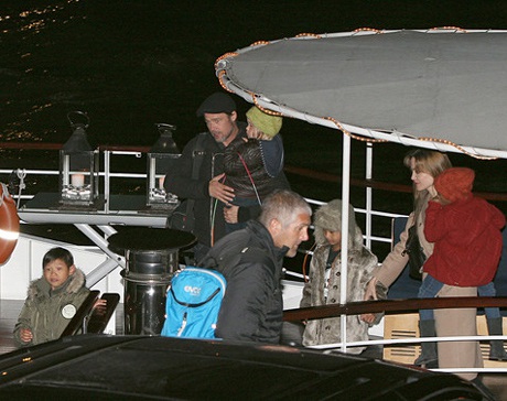 Brangelina mừng sinh nhật Pax Thiên trên tàu ở Paris - 19