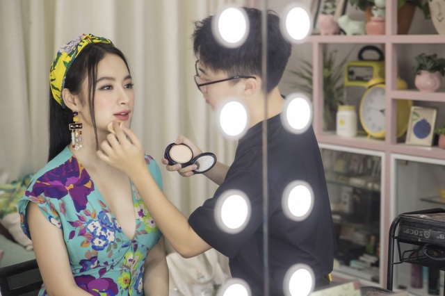 Angela Phương Trinh được Hiwon chỉnh trang make-up để cô thêm phần xinh đẹp, cuốn hút tiếp tục các hoạt động khác trong ngày của mình. Có lẽ đây là lần xuất hiện có phần “kín đáo” nhất thời gian trở lại đây của cô nàng nghiện khoe “siêu vòng 3” này. Phớt lờ việc cư dân mạng “ném đá” việc tập gym sai kĩ thuật, chỉ chủ yếu phô bày vóc dáng, Angela Phương Trinh vẫn tiếp tục việc đăng tải những clip tập luyện lên trang cá nhân của mình.