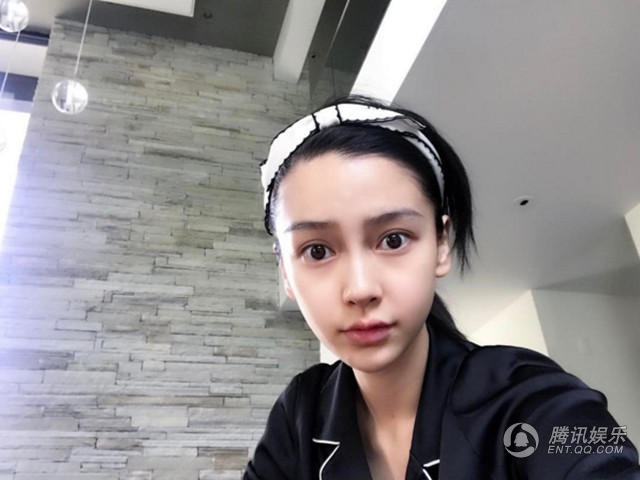  Ngay sau khi sinh con trai, Angelababy đã quay trở lại với chế độ tập luyện nghiêm túc và không kiêng khem. Cô sinh hoạt như một người bình thường thay vì kiêng cữ như một bà đẻ. 