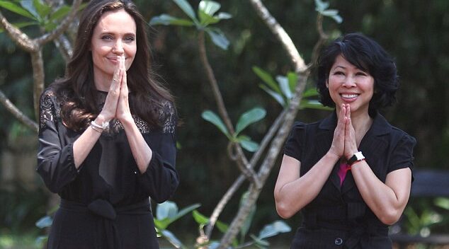 Angelina Jolie bất ngờ xuất hiện ở Campuchia