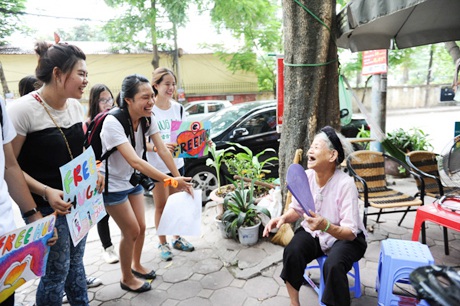 Cùng gửi đến bà cụ bán rau, cô bán hoa quả rong cái ôm của sự sẻ chia