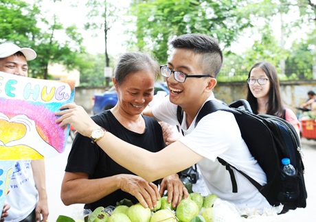 Cùng gửi đến bà cụ bán rau, cô bán hoa quả rong cái ôm của sự sẻ chia