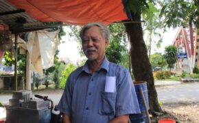 Chuyện cảm động về ông lão hơn 10 năm sửa xe miễn phí cho học sinh