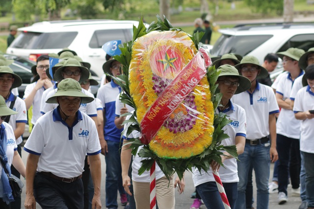 Cán bộ nhân viên ngân hàng TMCP Quân đội trong chuyến đi “Về nguồn” lần thứ 12 – một trong những chương trình được tổ chức thường niên nhằm giáo dục truyền thống Cách mạng, tinh thần tự hào dân tộc, thể hiện đạo lý uống nước nhớ nguồn của cán bộ, nhân viên MB đối với sự hy sinh to lớn vì độc lập, tự do và thống nhất đất nước của các Anh hùng liệt sĩ.