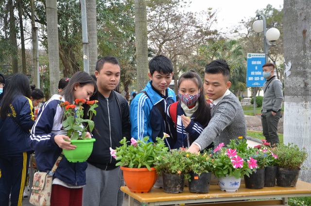  Để chuẩn bị cho hoạt động này, hơn 600 cây giống đã được các bạn sinh viên chuẩn bị, với gần 40 loại cây khác nhau như hoa hồng, sen đá, dạ yến thảo, cúc sao... được phân loại tương ứng từ 1 đến 7 sao, đáp ứng được nhu cầu và phù hợp với sở thích của những người tới đổi giấy. 