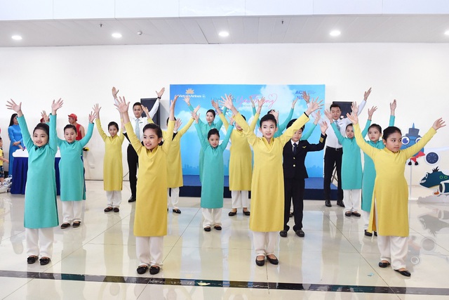 Tiết mục biểu diễn của các tiếp viên nhí Vietnam Airlines thu hút sự chú ý của các hành khách có mặt tại sân bay Nội Bài