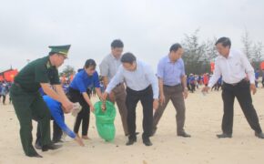 Hàng trăm cán bộ, đoàn viên làm sạch bãi biển, thu gom gần 3,5 tấn rác thải