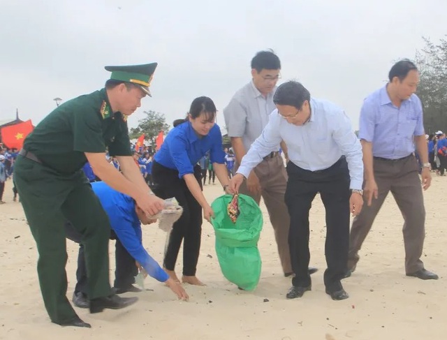 Hàng trăm cán bộ, đoàn viên làm sạch bãi biển, thu gom gần 3,5 tấn rác thải - 1