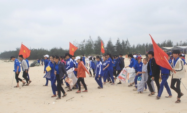 Hàng trăm cán bộ, đoàn viên làm sạch bãi biển, thu gom gần 3,5 tấn rác thải - 2