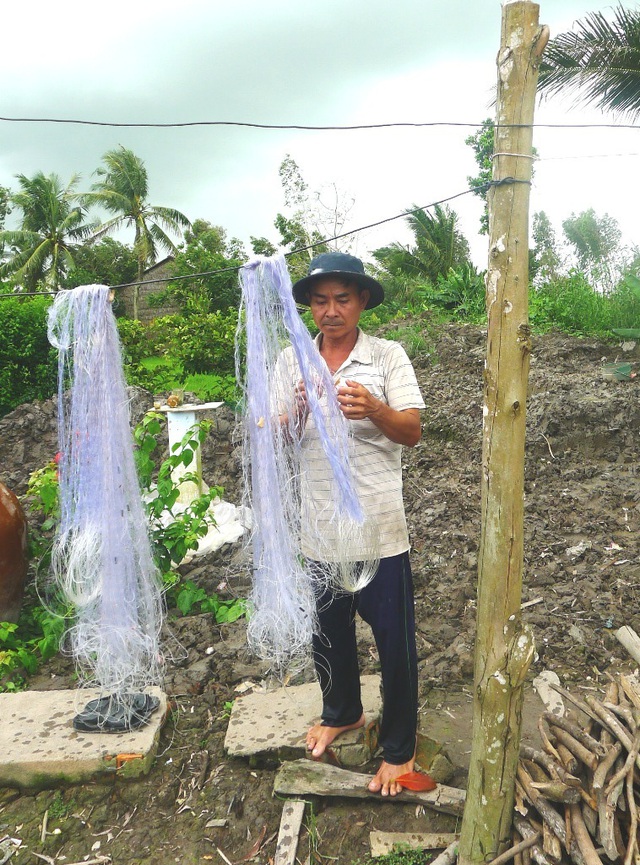 Anh Nguyễn Thành Lực (xã Thạnh Lộc, Giồng Riềng, tỉnh Kiên Giang) - đã chuẩn bị lưới, sẵn sàng mưu sinh trong mùa nước nổi năm nay