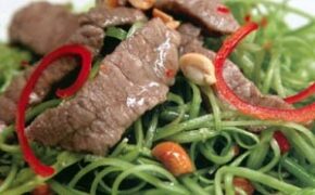 Thịt bò trộn rau muống chẻ