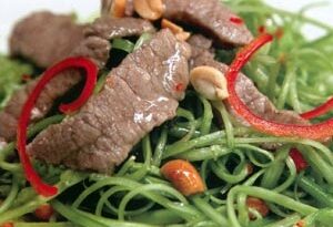 Thịt bò trộn rau muống chẻ