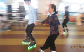 Clip cụ bà 70 tuổi trượt patin điệu nghệ như thanh niên