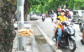 Ấm áp tình người ở Hà Nội: Bánh mì “miễn phí – mỗi người một ổ”