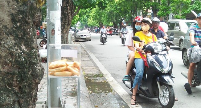 Ấm áp tình người ở Hà Nội: Bánh mì “miễn phí – mỗi người một ổ”