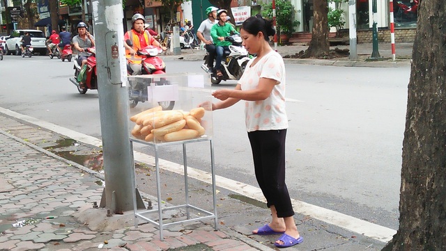 Những người đến lấy bánh chủ yếu là các bác xe ôm, những người bán vé số, làm công việc thu gom ve chai, sinh viên nghèo.